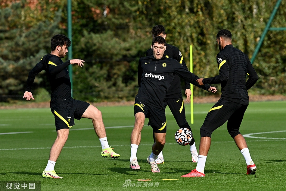 训练尾声，切尔西全队围拢在一起，气氛团结而热烈，这一刻，他们不是十一个独立的个体，而是一支名为“切尔西”的无坚不摧的战斗集体。