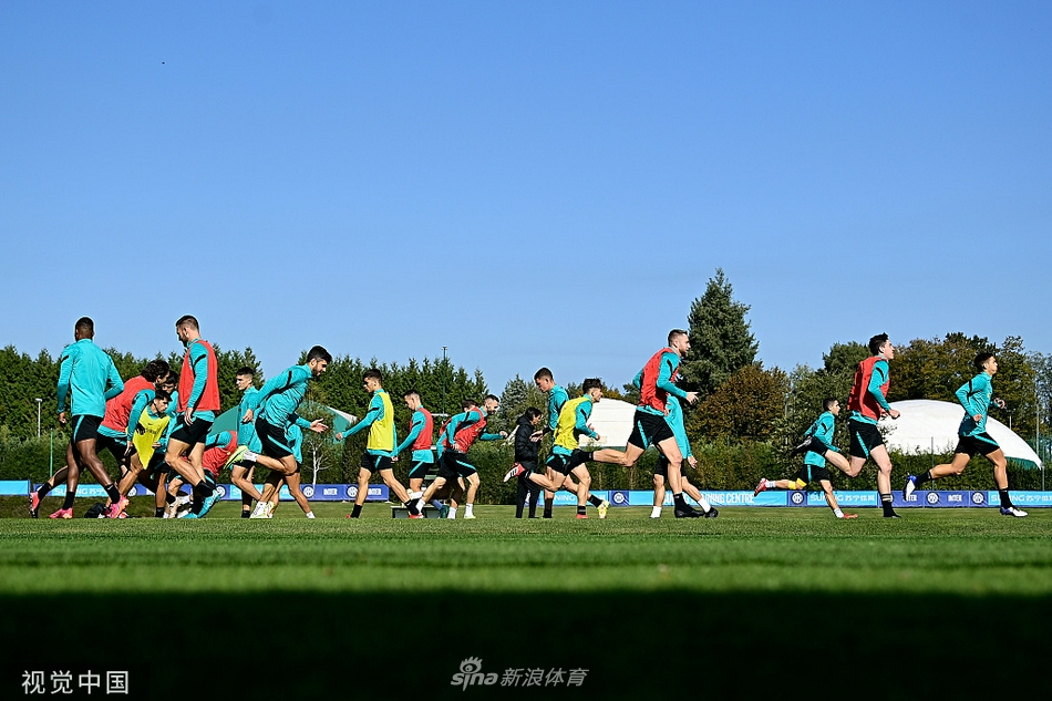 镜头拉近，一双蓝黑色的球鞋踩在柔软的草皮上，鞋钉嵌入泥土，仿佛在诉说着战士出征前最后的宁静与蓄力。