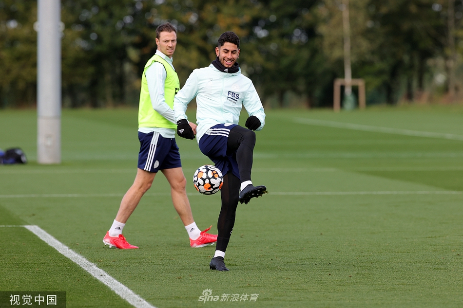 镜头捕捉到罗杰斯教练在场边双手插袋，神情专注地审视着场上的一切。他的目光如炬，正精心打磨着即将对阵曼联的战术蓝图，每一个细节都不容有失。