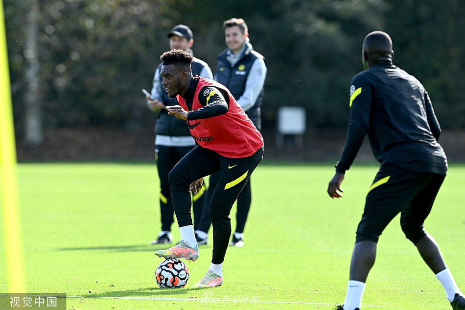 芒特在训练中表情专注，正在完成一脚高质量的射门练习，这位蓝军太子爷的眼神里充满了对周末进球的渴望，期待在德比战中为球队建功立业。