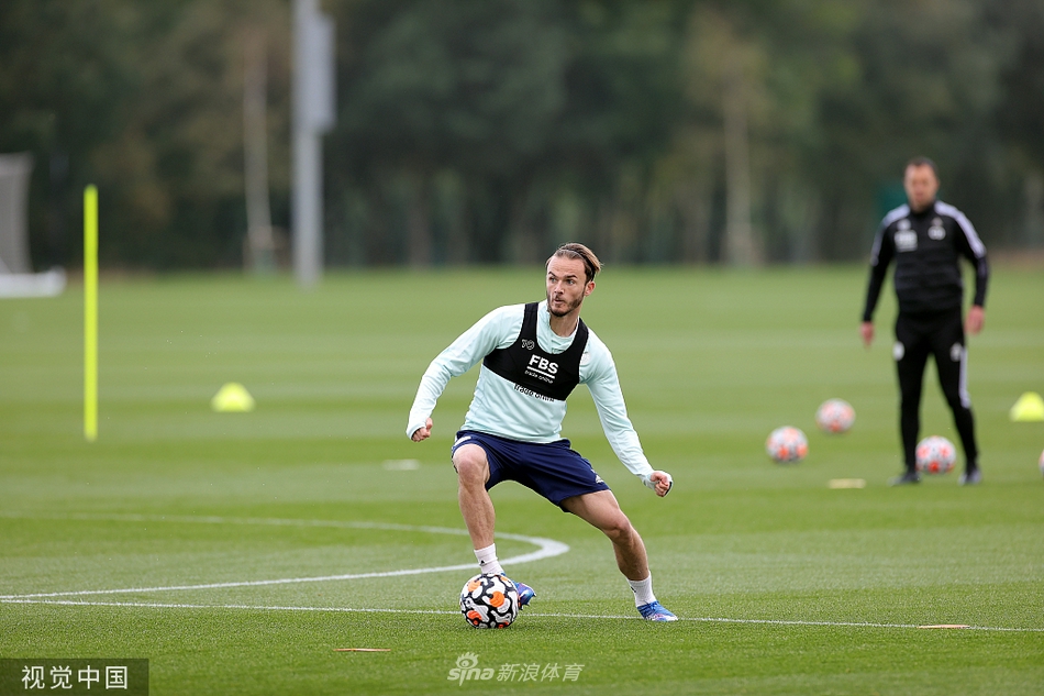 训练场上欢声笑语，刚刚归队的伊希纳乔与队友们玩起了抢圈游戏，他那标志性的灿烂笑容，驱散了大战前的紧张气氛，展现出球队轻松而自信的一面。