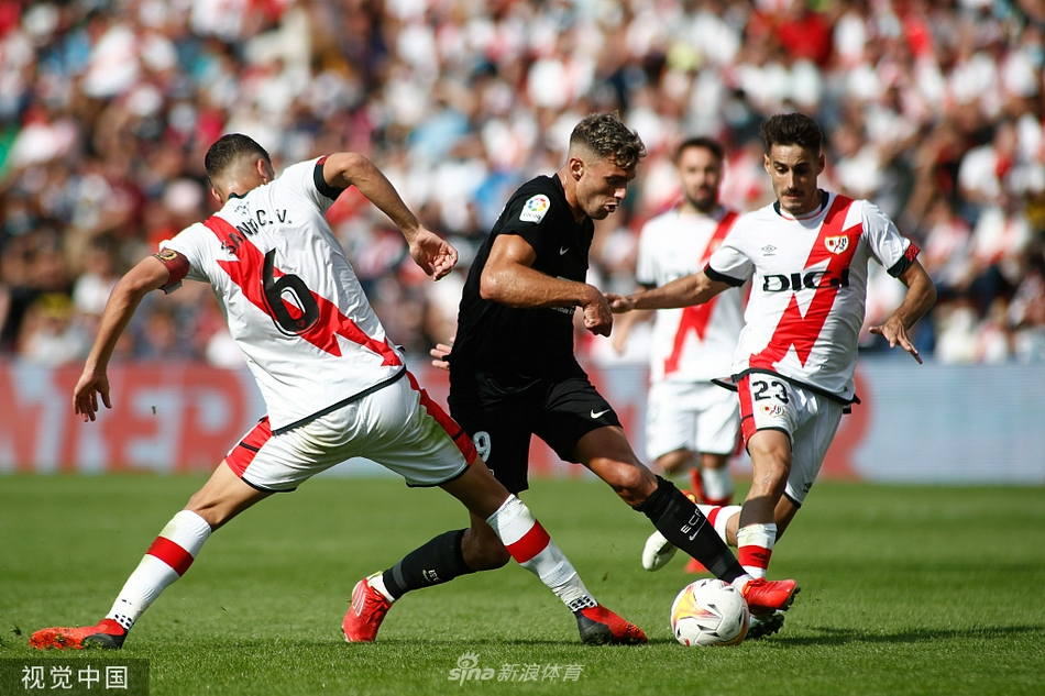 恩特卡在打入反超一球后激情滑跪庆祝，他身后的看台上是密密麻麻欢呼的球迷，他的队友们正飞快地向他冲来，共同分享这激动人心的致胜时刻。