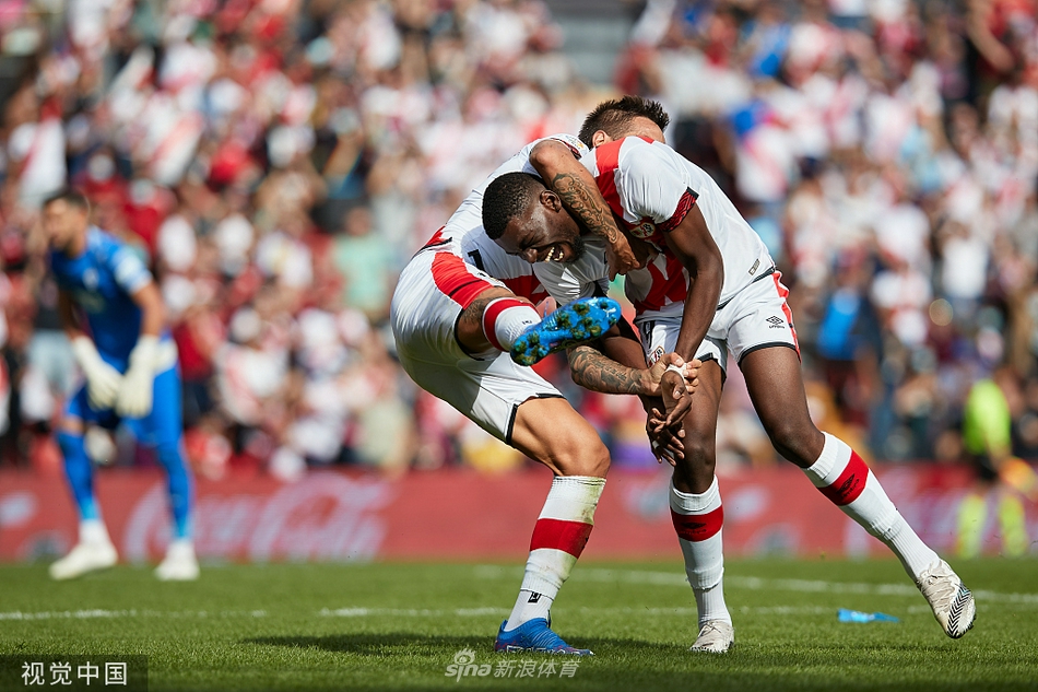 看台上的巴列卡诺死忠球迷们营造出壮观的助威氛围，无数条红白色的围巾和旗帜在看台上挥舞，他们的热情支持是球队在主场战斗到底的最佳动力。