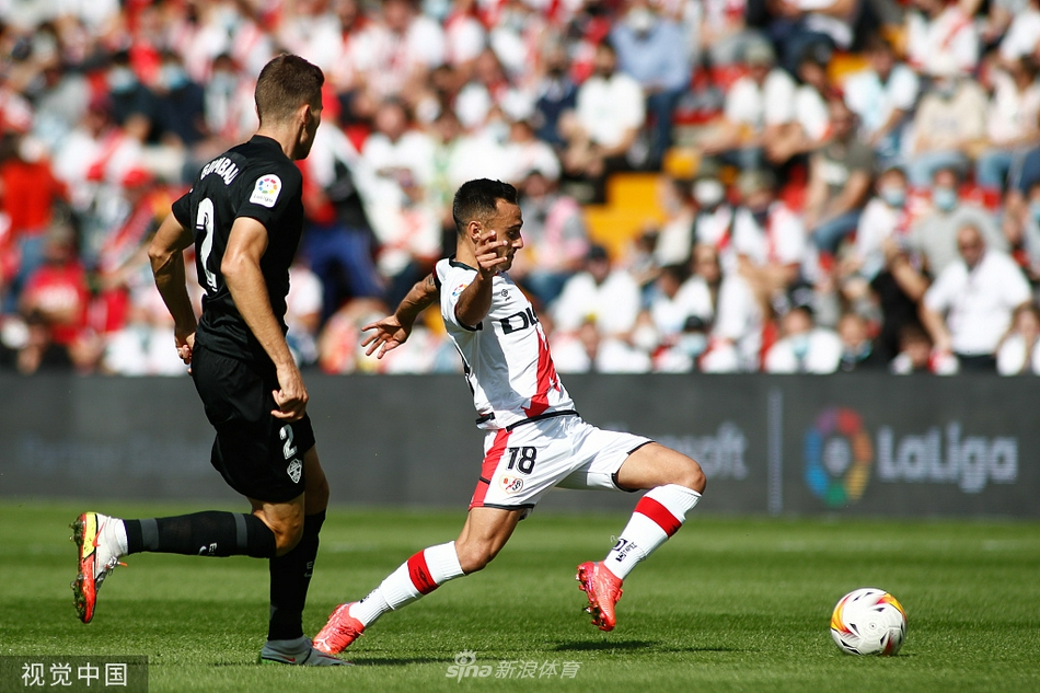 全场比赛结束的哨声吹响后，巴列卡诺的球员们如释重负，面带笑容相互击掌鼓励，他们身后的记分牌定格在2比1，记录下这场来之不易的胜利。