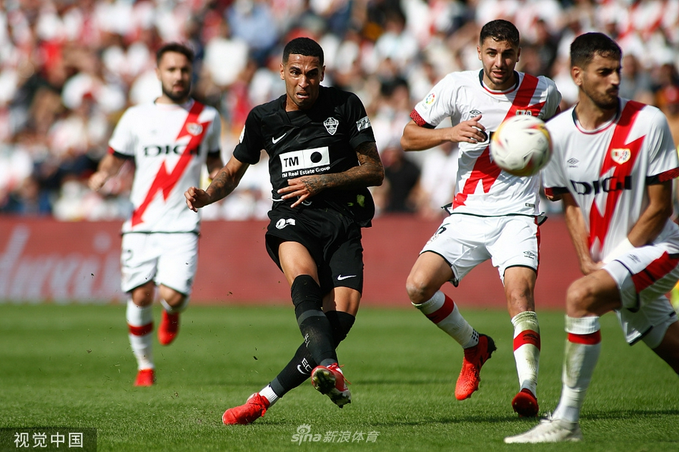 进球后的巴列卡诺球员们激情拥抱庆祝，埃尔南德斯被队友团团围住，看台上的球迷挥舞着旗帜，整个球场仿佛沸腾的海洋，洋溢着扳平比分的巨大喜悦。