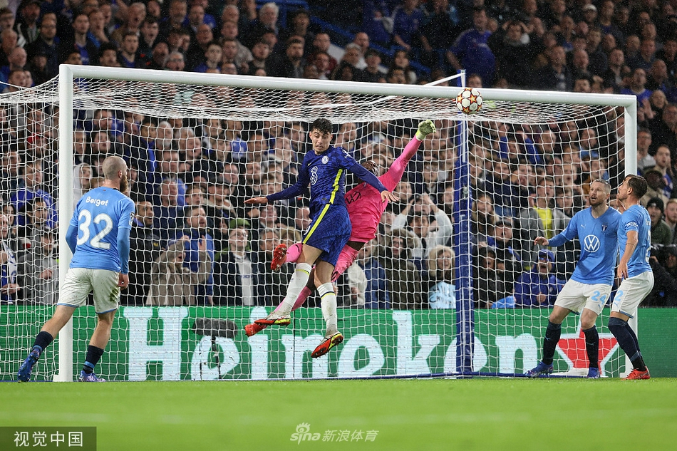 西班牙中场萨乌尔与马尔默球员阿布巴卡里空中激烈对脚，展现欧冠赛场寸土必争的强硬对抗，皮球在两人脚下仿佛凝固。