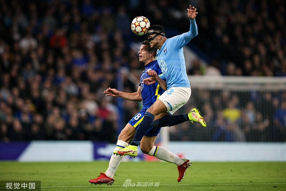 意大利中场核心若日尼奥摒弃标志性跳跃点球，眼神坚毅推射死角命中，为切尔西扩大比分后与队友击掌相庆。