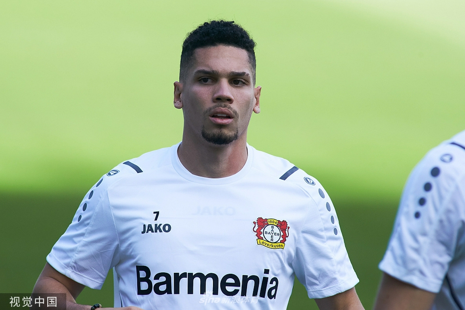 西班牙湛蓝的天空下，勒沃库森球星迪亚比在训练中踩球而立，眼神坚毅地望向远方，仿佛已将球场外的喧嚣与即将到来的强敌都置于胸中。