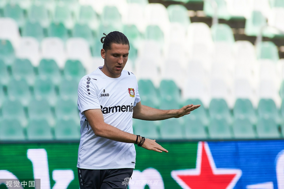 对抗训练中，球员们全情投入。一名勒沃库森中场球员正在奋力拼抢，球鞋与草皮摩擦出的草屑在空中飞舞，这是战斗号角吹响前最真实的序曲。