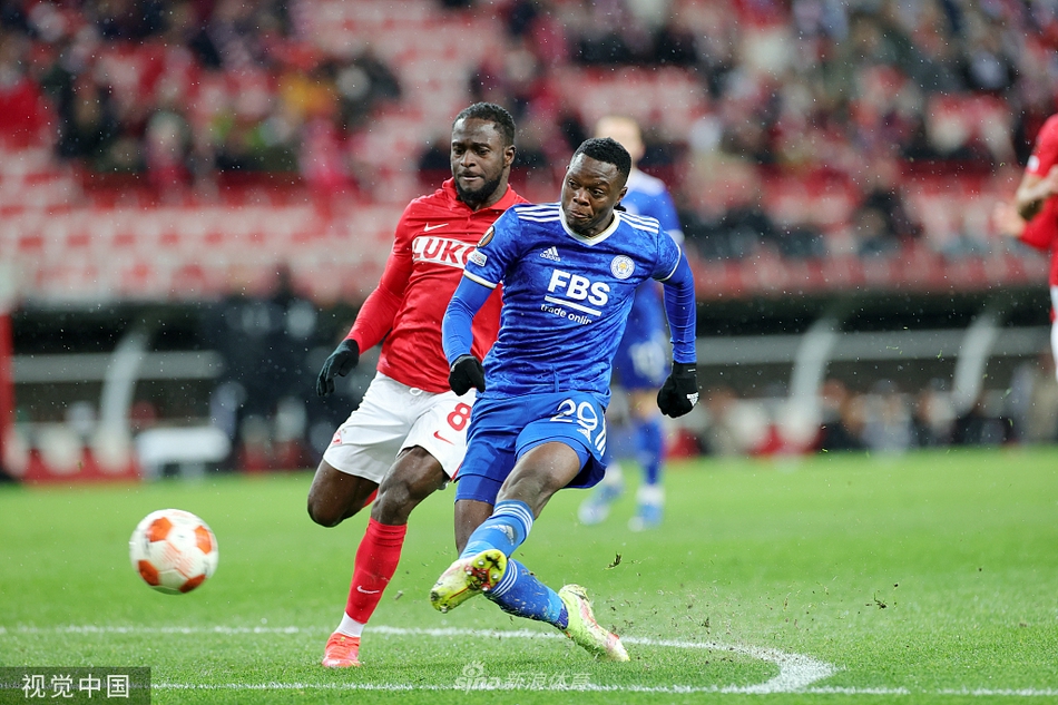 赞比亚前锋达卡打入个人第一球后激情滑跪，他的眼神中充满了对胜利的渴望和不屈的斗志