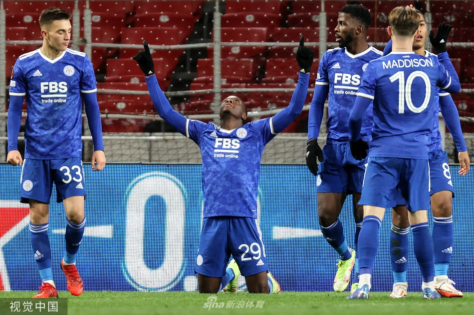 完成大四喜壮举的达卡握拳怒吼，仿佛在向全世界宣告一颗非洲新星的正式崛起