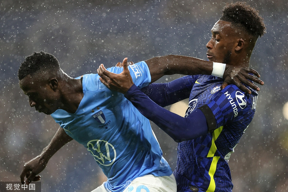 若日尼奥点球梅开二度后握拳怒吼，队友将他簇拥在中间，庆祝这位金球奖候选人的完美夜晚，比分定格在4比0。