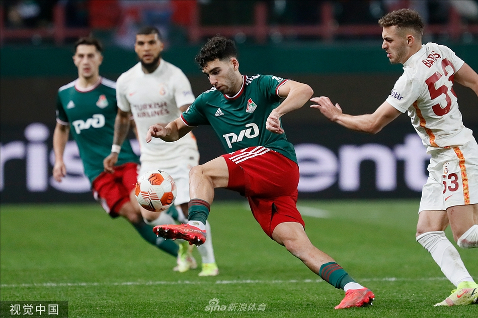 客场远征的加拉塔萨雷球迷在看台上激情庆祝胜利，他们挥舞着旗帜，在寒冷的莫斯科夜晚点燃了火热的激情。