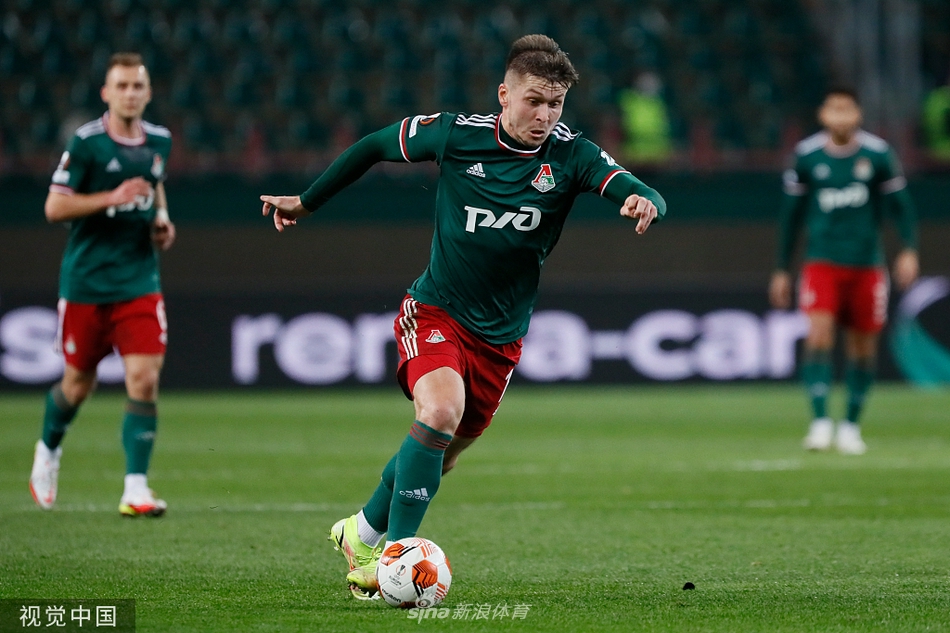 进球功臣阿克图科格鲁振臂欢呼，他被队友团团围住，脸上洋溢着激动与喜悦，这一刻他成为了加拉塔萨雷的英雄。