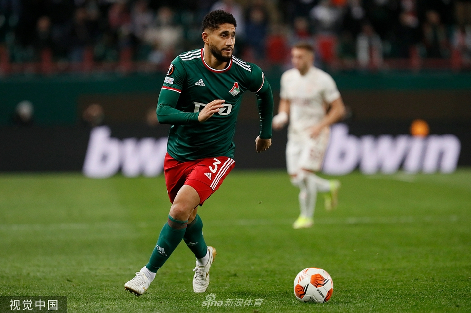 比赛中的激烈拼抢瞬间，双方球员人仰马翻，为了争夺球权，他们展现出了极强的韧性与斗志，草皮上泥点飞溅。