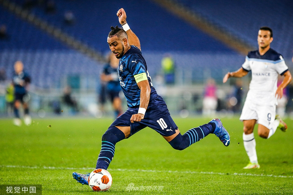 马赛中场球员贡多齐在拼抢中倒地，眼神中流露出对球权归属的渴望与一丝无奈。