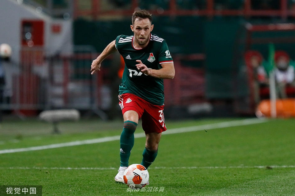 莫斯科火车头球员眼神落寞，在终场哨响后低头不语，与狂欢的客队球员形成鲜明对比，主场球迷看台一片沉寂。