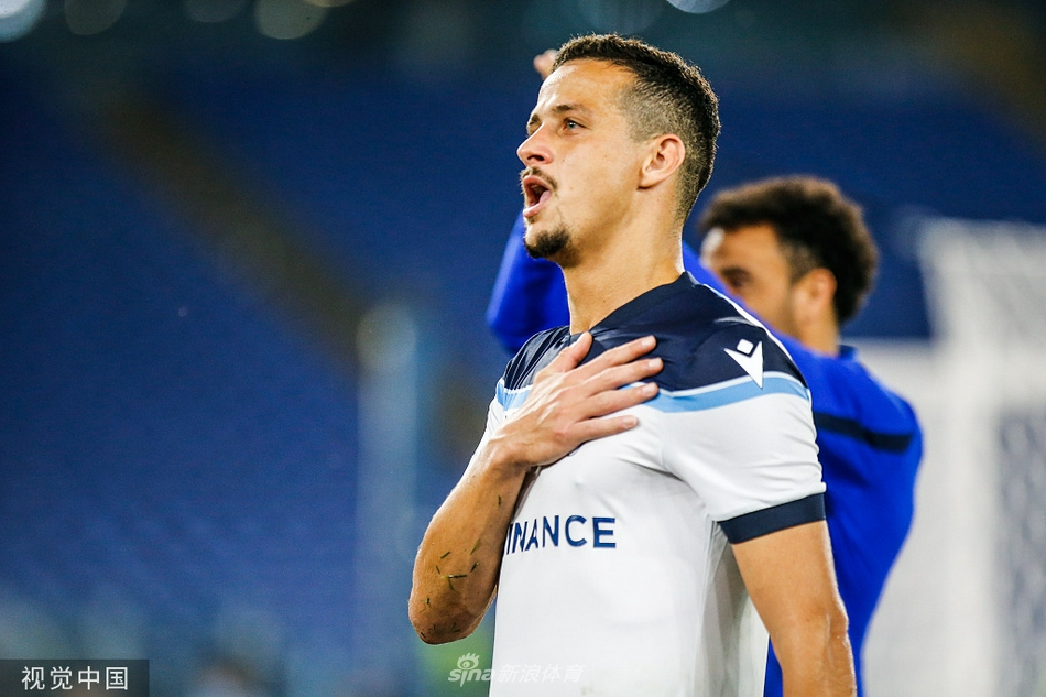 奥林匹克球场夜色下，两队球员列队等待开球，空气中弥漫着大战前的紧张与期待。