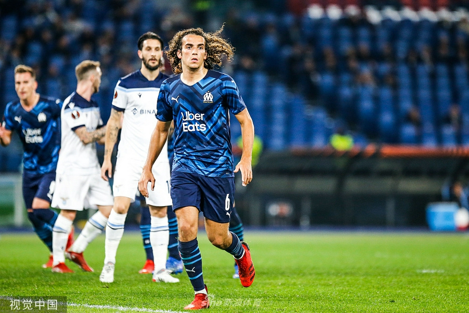 蓝鹰队长因莫比莱在对方后卫萨利巴的严密盯防下，奋力争抢高空球权。