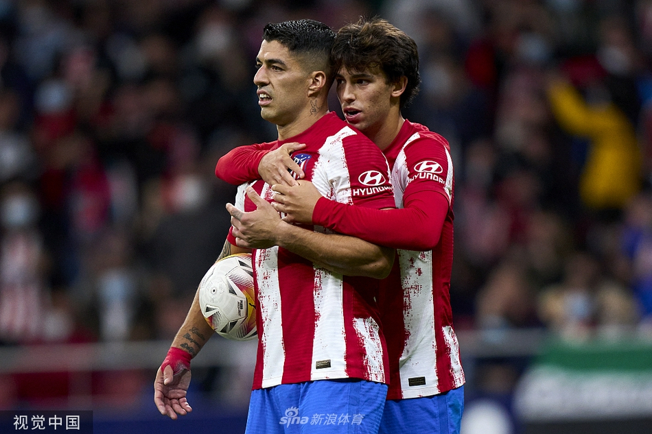 终场哨响后，苏亚雷斯与菲利克斯相视一笑，两位本场的进球功臣默契地击掌，庆祝球队完成了一次惊心动魄的追分。