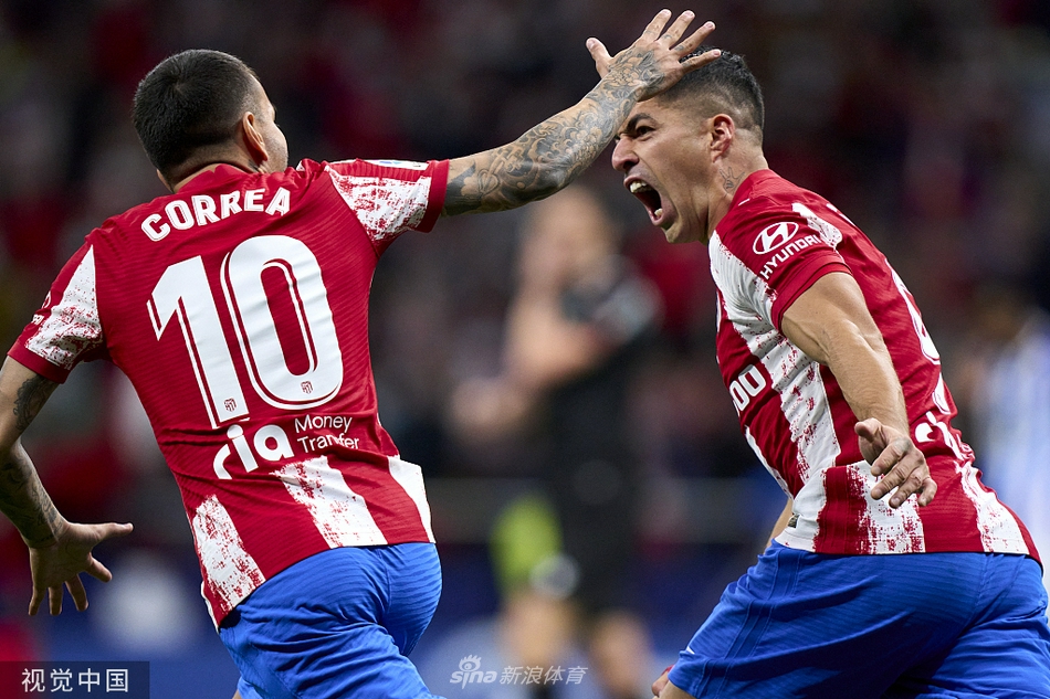 苏亚雷斯主罚点球瞬间，他眼神坚毅，助跑后冷静推射，皮球应声入网，将比分顽强地扳为二比二平。