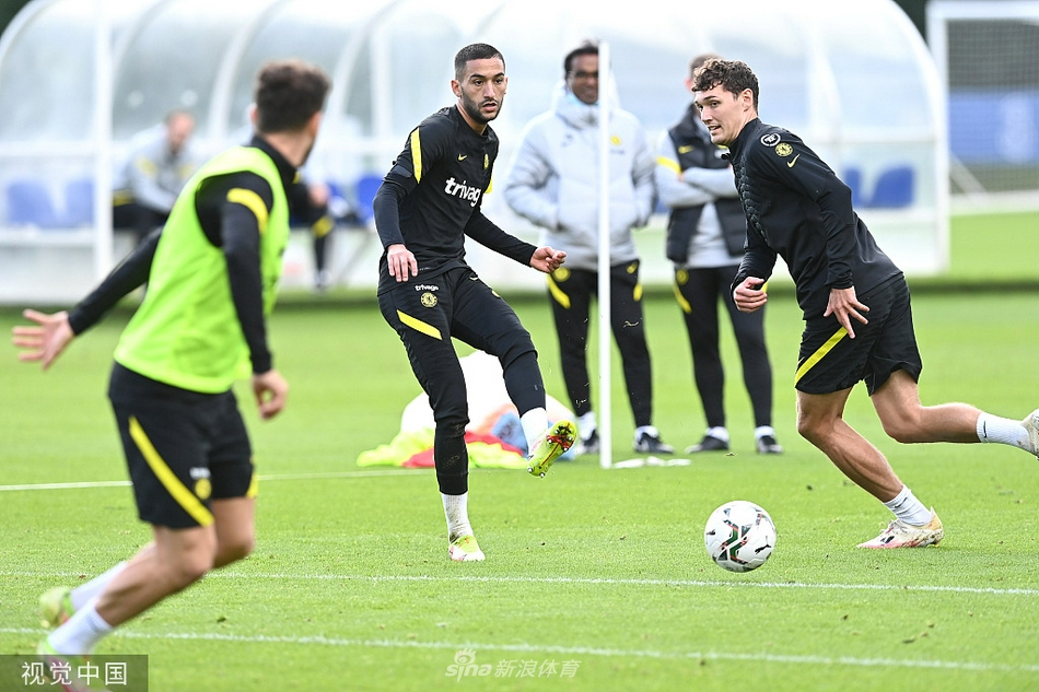 蓝军队长阿斯皮利奎塔在科巴姆训练场上目光如炬，即便肩部不适也坚持完成每一个防守动作，他的存在是后防线最稳固的基石。