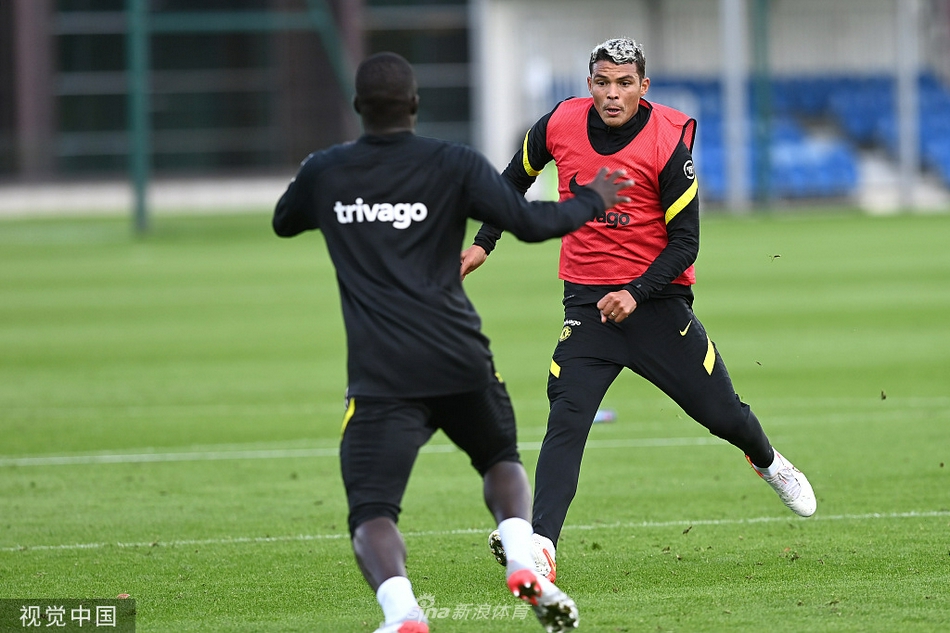 科巴姆基地的训练场边，皮球静静停靠在一旁，背景是专注的教练组和挥汗如雨的球员，这片熟悉的场地即将见证蓝军向冠军奖杯发起的又一次冲击。