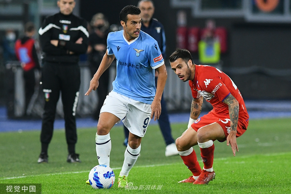 拉齐奥后卫阿切尔比与佛罗伦萨中锋弗拉霍维奇在禁区内激烈卡位，两人肌肉紧绷，眼神坚毅，展现了英超级别对抗强度的意甲顶级防守。