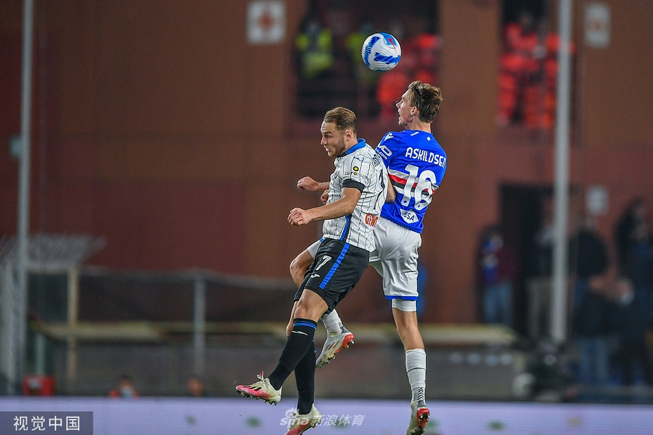 进球功臣伊利契奇被替补席队友团团围住，庆祝这粒精彩绝伦的进球，胜利的喜悦洋溢在每个人脸上。