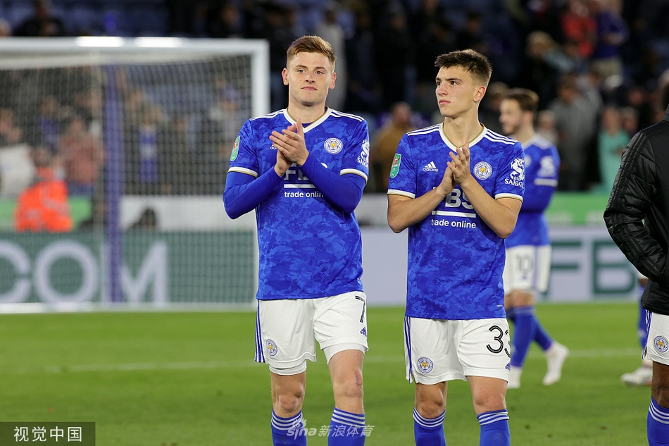 王权球场的夜幕下，蓝狐将士们簇拥在一起，庆祝这来之不易的胜利，看台上球迷们挥舞的围巾汇成一片蓝色的海洋，空气中弥漫着激情与致敬的肃穆。