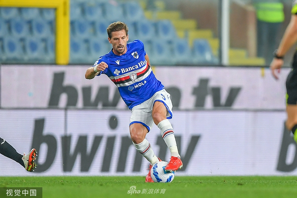 进球后的卡普托张开双臂激情滑跪，队友们一拥而上，分享这粒宝贵主场进球的喜悦。