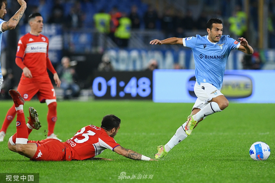 佛罗伦萨攻击手索蒂尔在边路强行突破，他脚下的皮球仿佛黏在鞋带上，尽管面对拉齐奥防守球员的拉扯，依然奋力将球传向禁区。