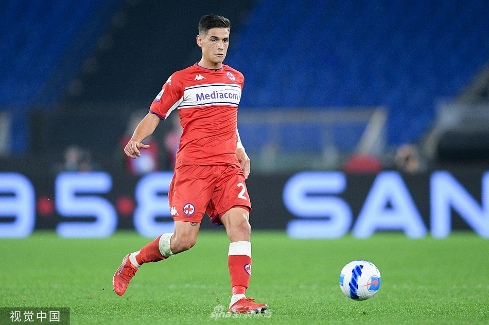 拉齐奥中场核心米林科维奇-萨维奇在三人包夹下依然闲庭信步，他用强壮的身体护住皮球，眼神冷静地搜寻着前场的队友。