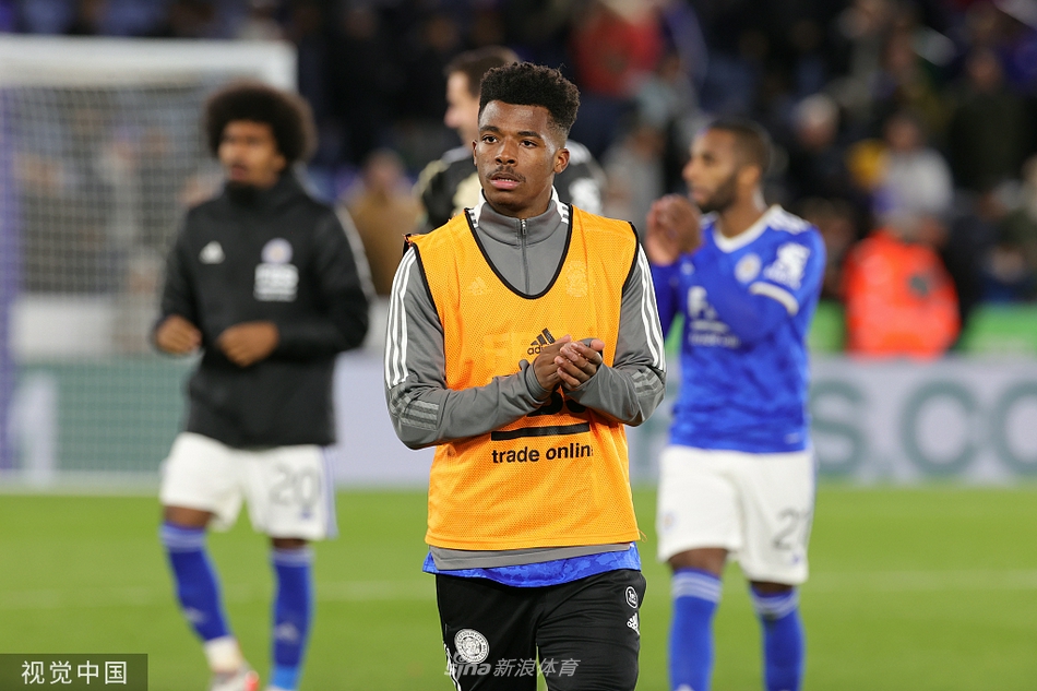 点球大战的压力凝固在空气中，莱斯特城门将丹尼·沃德侧身飞扑，指尖将对手的射门拒之门外，他身后是无数双紧张注视的眼睛，以及瞬间迸发的欢呼。