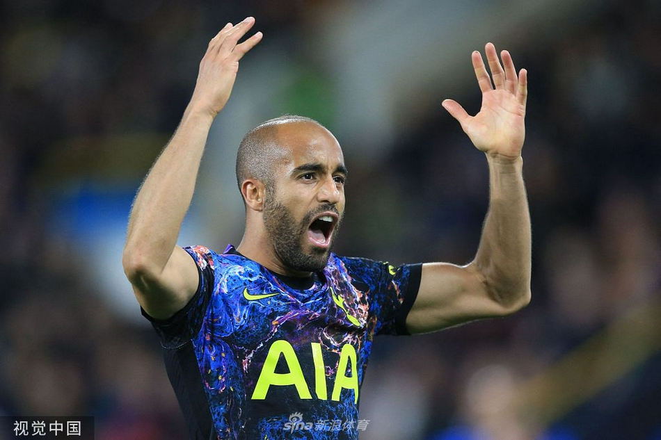 热刺首发十一人赛前肃立，特富摩尔球场气氛肃杀，一场硬仗即将在这片草坪上拉开序幕。