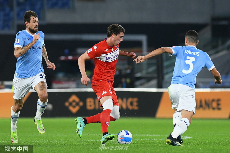 终场哨响后，取胜的拉齐奥球员们如释重负地拥抱在一起庆祝这场来之不易的胜利，而远处的佛罗伦萨队员则只能留下落寞的背影。