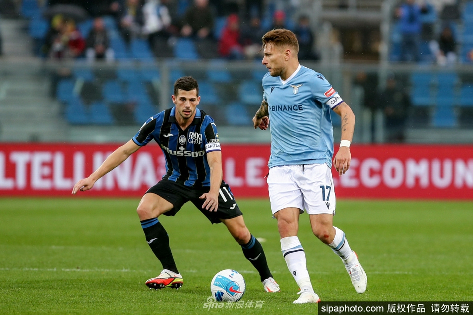 进球后的因莫比莱被蜂拥而至的队友团团围住，大家脸上洋溢着最纯粹的喜悦，替补席上的球员也纷纷冲进场内，这一刻的拥抱与欢呼，是属于整个拉齐奥大家庭的庆典，共同见证新纪录的诞生。