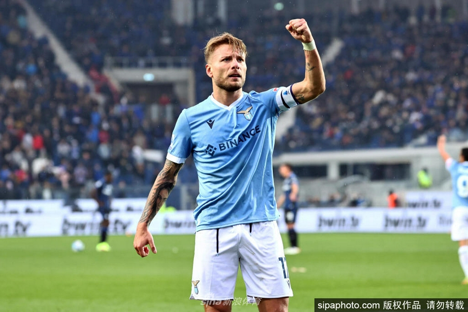 因莫比莱在进球后激情滑跪，五指张开伸向天空，身后的看台上是无数为他沸腾的拉齐奥球迷，草皮在他身下划出两道激情的印记，这一刻，他追平了队史传奇。