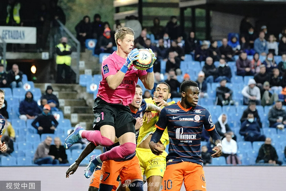 终场哨响，胜利的喜悦在蒙彼利埃球员之间传递，他们相互拥抱，庆祝这场属于团队的辉煌胜利