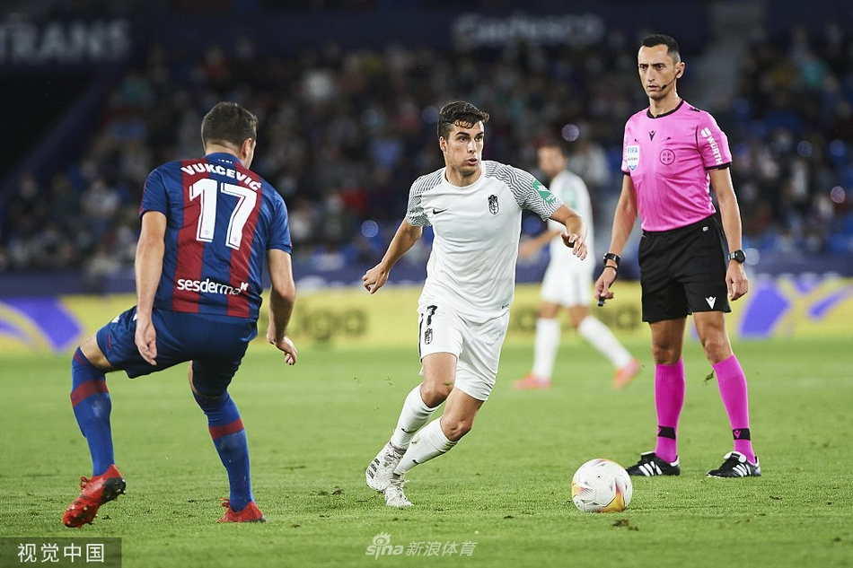 赛后的草皮上，莱万特球员达尼-戈麦斯双手叉腰，低垂着头，默默走向球员通道，他落寞的背影与远方仍在庆祝的客队区域形成鲜明对比，宣告着这场保级大战的残酷结局。