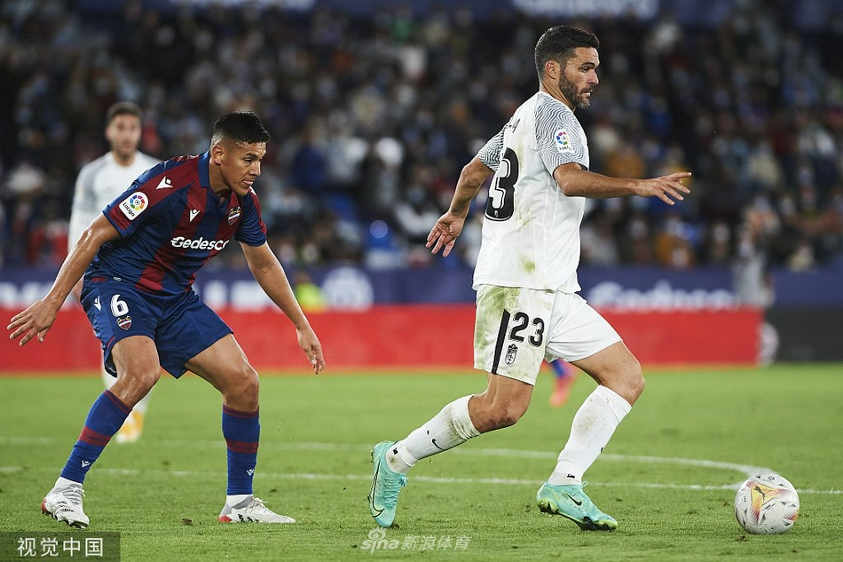 比赛结束后，一名莱万特小球迷在场边神情落寞地注视着球场，他双手扶着广告牌，眼中充满了对球队的担忧与不解，与远方正在庆祝的客队球迷形成了鲜明对比。