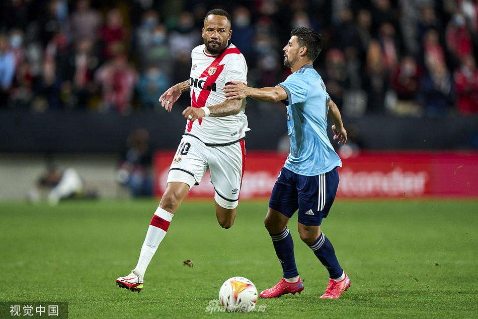 巴列卡诺与塞尔塔球员在中场展开激烈争夺，足球在他们的脚下如同被赋予了生命，每一次拼抢都引爆着全场的呼吸。