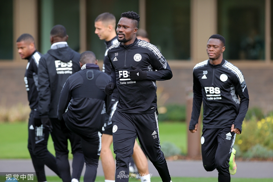 莱斯特城众将训练场上围成一圈，臂膀相抵凝聚着无坚不摧的团队力量