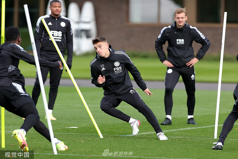 蒂勒曼斯在慢跑中眼神坚毅，比利时中场大将的调度将是攻破密集防守的钥匙