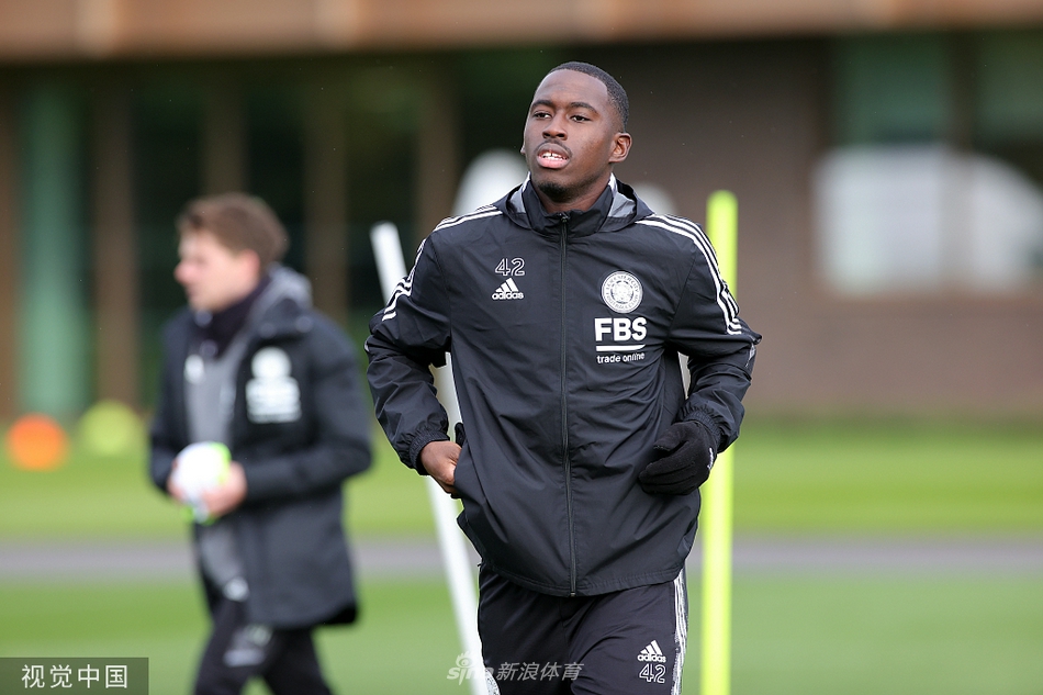 麦迪逊在训练中轻巧拉球过人，脚下的皮球仿佛被施了魔法般灵动