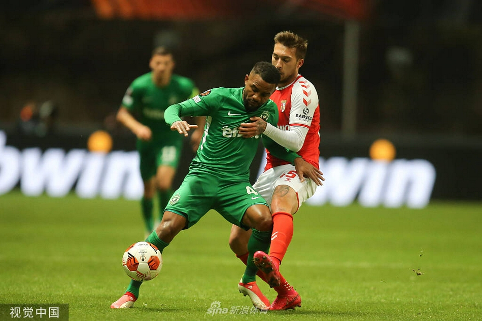 赛后，获胜的布拉加球员手牵手走向看台，向不离不弃的球迷们致谢。雨夜中的球场灯光在他们身后勾勒出温暖的光晕，这是属于球队和球迷共同的胜利时刻。