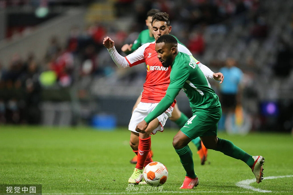 加雷诺破门后兴奋地冲向角旗区，他身后的看台上是挥舞着手臂的布拉加死忠球迷，绿色的荧光棒在夜色中划出一道道弧线，庆祝这个精彩的团队配合进球。