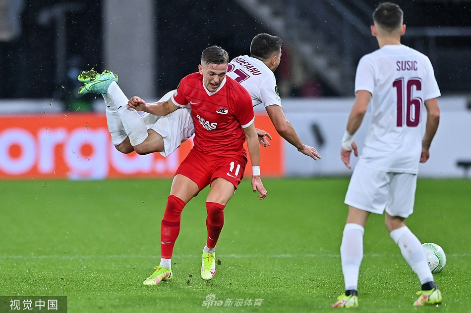 赛后，全取三分的阿尔克马尔球员们手拉手走向场边，集体向看台上始终不离不弃的球迷们致谢，球员们脸上洋溢着胜利的喜悦，与主场球迷的欢呼共同构成了一幅动人的画面。