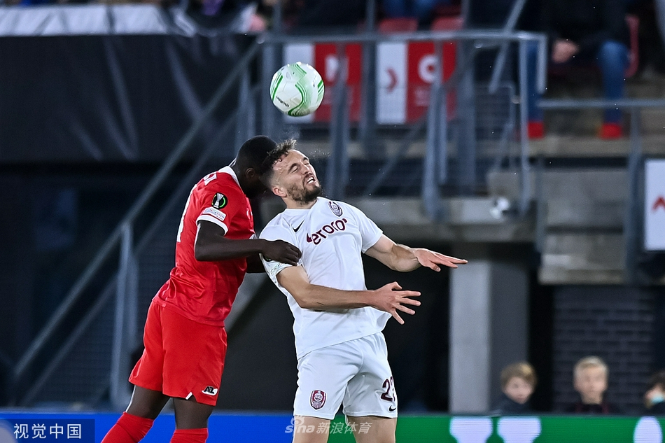 锁定胜局的帕夫利季斯被兴奋的队友们团团围住，大家紧紧相拥在一起，庆祝这个金子般的进球，他们的喜悦与场边电子屏上2比0的比分交相辉映。