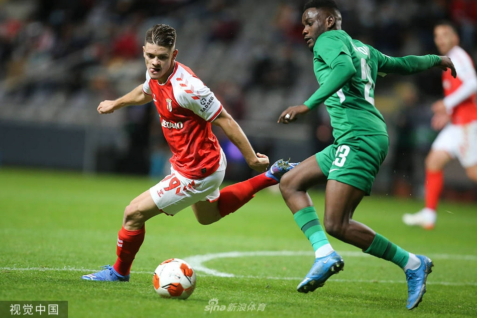 布拉加球员们聚在一起，共同庆祝球队的第四个进球，他们的球衣已经被雨水和汗水浸透，脸上写满了坚毅和对胜利的渴望，彼此间的眼神充满信任。